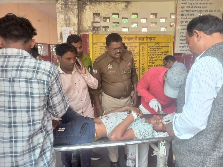 रायबरेली-अनियंत्रित कार ने सड़क किनारे खड़े बाइक सवार किशोर को मारी टक्कर घायल,,,,,,,