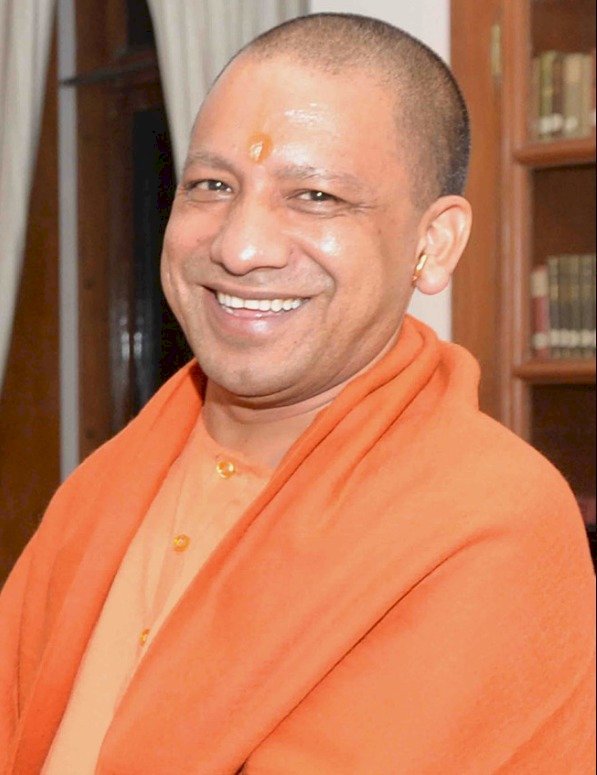 सीएम योगी ने डॉ. रमन सिंह के लिए रोड शो कर मांगा जनसमर्थन, योगी-योगी से गूंज उठा राजनांदगांव