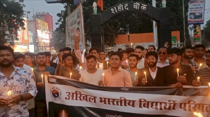 Raibareli-परिवार के साथ सैकड़ो की संख्या में छात्रों ने निकाला कैंडिल मार्च