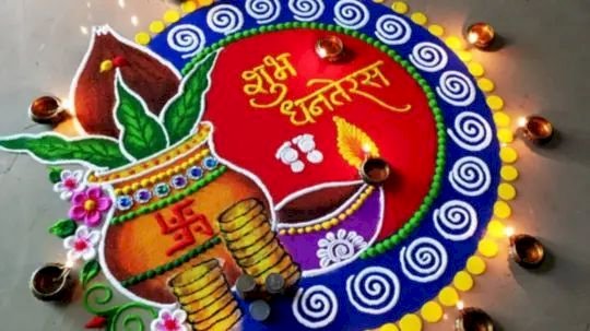 सोने का रथ होगा.. धनतेरस पर आंगन में बनाएं मां लक्ष्मी के पगलियों से लेकर कलश-दीप की शानदार रंगोली