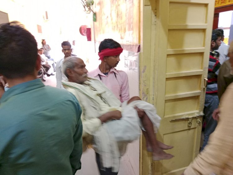 रायबरेली-बेपटरी हुई जिलाअस्पताल की स्वास्थ्य सेवाएं,नहीं मिला स्ट्रेचर