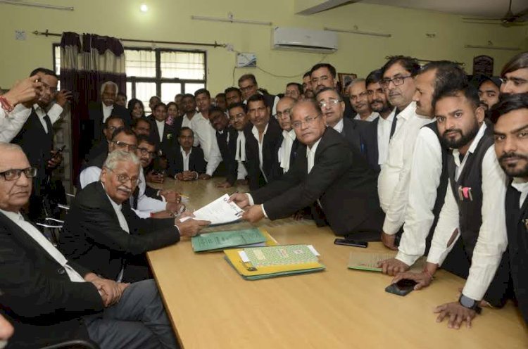 Raibareli-अधिवक्ताओं की महापंचायत सेंट्रल बार एसोसिएशन के पदाधिकारियों ने दाखिल किया नामांकन पत्र 