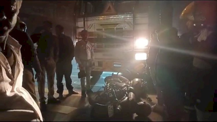 Raibareli-तेज रफ्तार ट्रक ने बुलेट सवार को मारी टक्कर हालत नाजुक