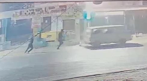 रायबरेली-नगर में दबंगों द्वारा कार सवार लोगों पर जानलेवा हमला सीसीटीवी फुटेज सोशल मीडिया पर वायरल,,,,