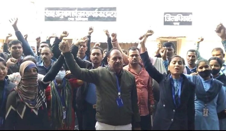 Raebareli: एम्स प्रबंधन पर सुरक्षा गार्डों ने लगाए आरोप