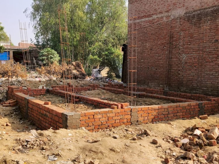 रायबरेली-भ्रष्टाचार की भेट चडी जमुनापुर चौराहे पर बनरही सामुदायिक शौचालय निर्माण,,