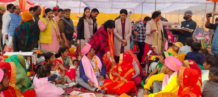 मुख्यमंत्री सामूहिक विवाह योजना के अंतर्गत 349 जोड़ो ने ली जीवनसाथी के रूप में शपथ