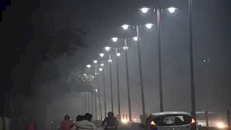 हवा-बादल ने बढ़ाई गलन, रात चढ़ते ही छाया कोहरा, आज कई इलाकों में हो सकती है हल्की बारिश