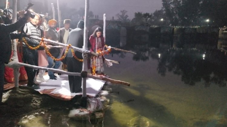 Raibareli-डीएम ने शहीद दिवस की पूर्व संध्या पर सई नदी में किया दीपदान