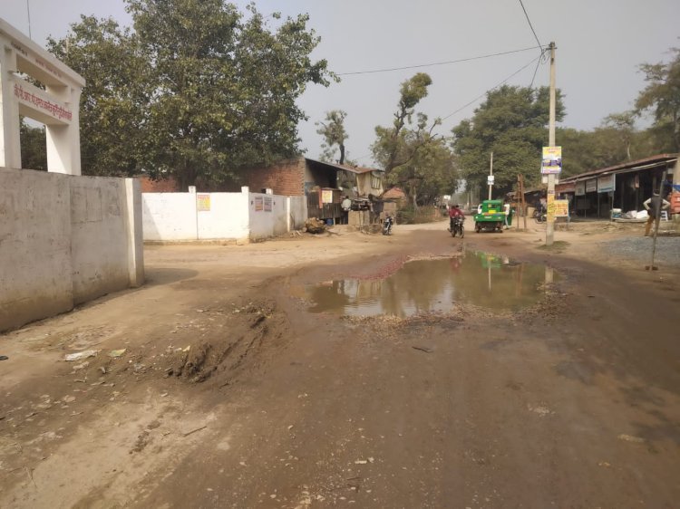 Raibareli-रामपुर सुदौली मार्ग बदहाली का शिकार, डामरी कृत कराए जाने की मांग 
