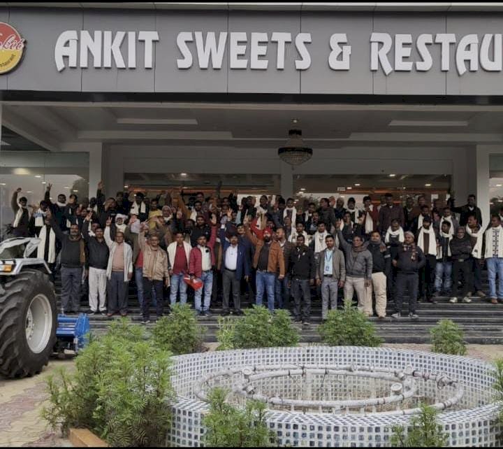 Raibareli-किसान सम्मेलन में पावर ट्रैक ट्रैक्टर के अधिकारियों द्वारा किसानों को दी ट्रैक्टर के गुणो की जानकारी।