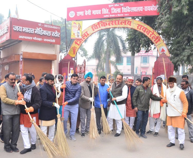 रायबरेली-प्रधानमंत्री जी के स्वच्छता अभियान के अंतर्गत मंत्री दिनेश प्रताप सिंह ने किया श्रमदान