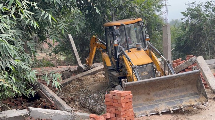 Raibareli-अवैध निर्माण पर चला बाबा का बुलडोजर