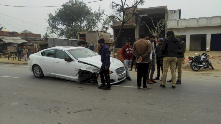 आमने सामने भिड़े जैगुआर कार व लोडर