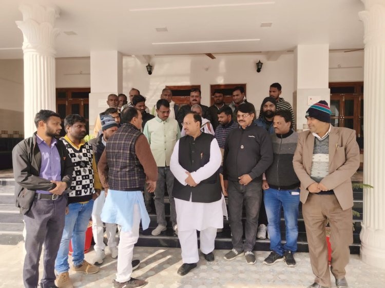 रायबरेली-बीजेपी से पूर्व लोकसभा प्रत्याशी सेमरा मजरे उमरन गाँव पहुंचे,स्थानीय जनप्रतिनिधियों से की मुलाकात