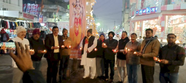 अखिल भारतीय उद्योग व्यापार मंडल द्वारा घंटाघर पर 101 दीपक जलाकर किया गया दीपदान