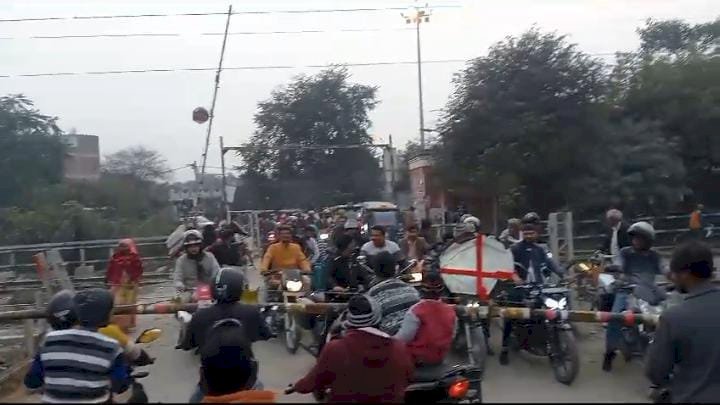 रायबरेली-खराब हुआ रेलवे गेट , एक बूम ने काम करना किया बंद 