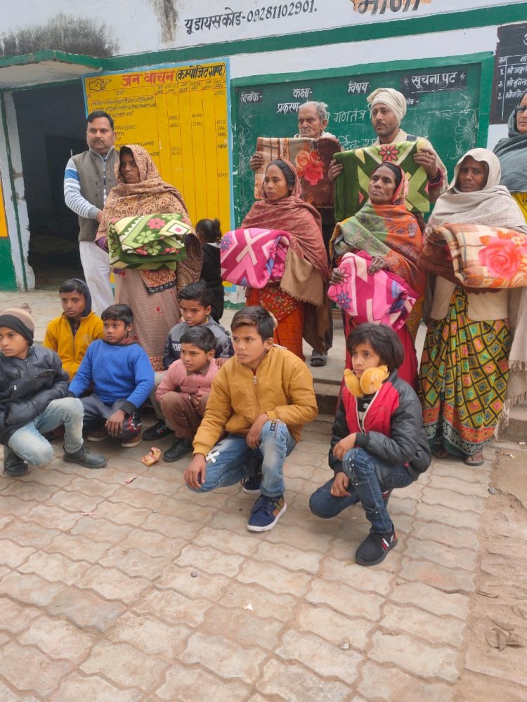 Raibareli-प्रधानाध्यापक ने अभिभावकों को बांटे कंबल