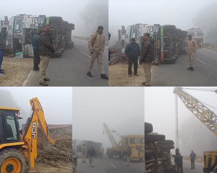 Raibareli-अनियंत्रित गन्ने से लदा ट्रक पलटा चालक घायल