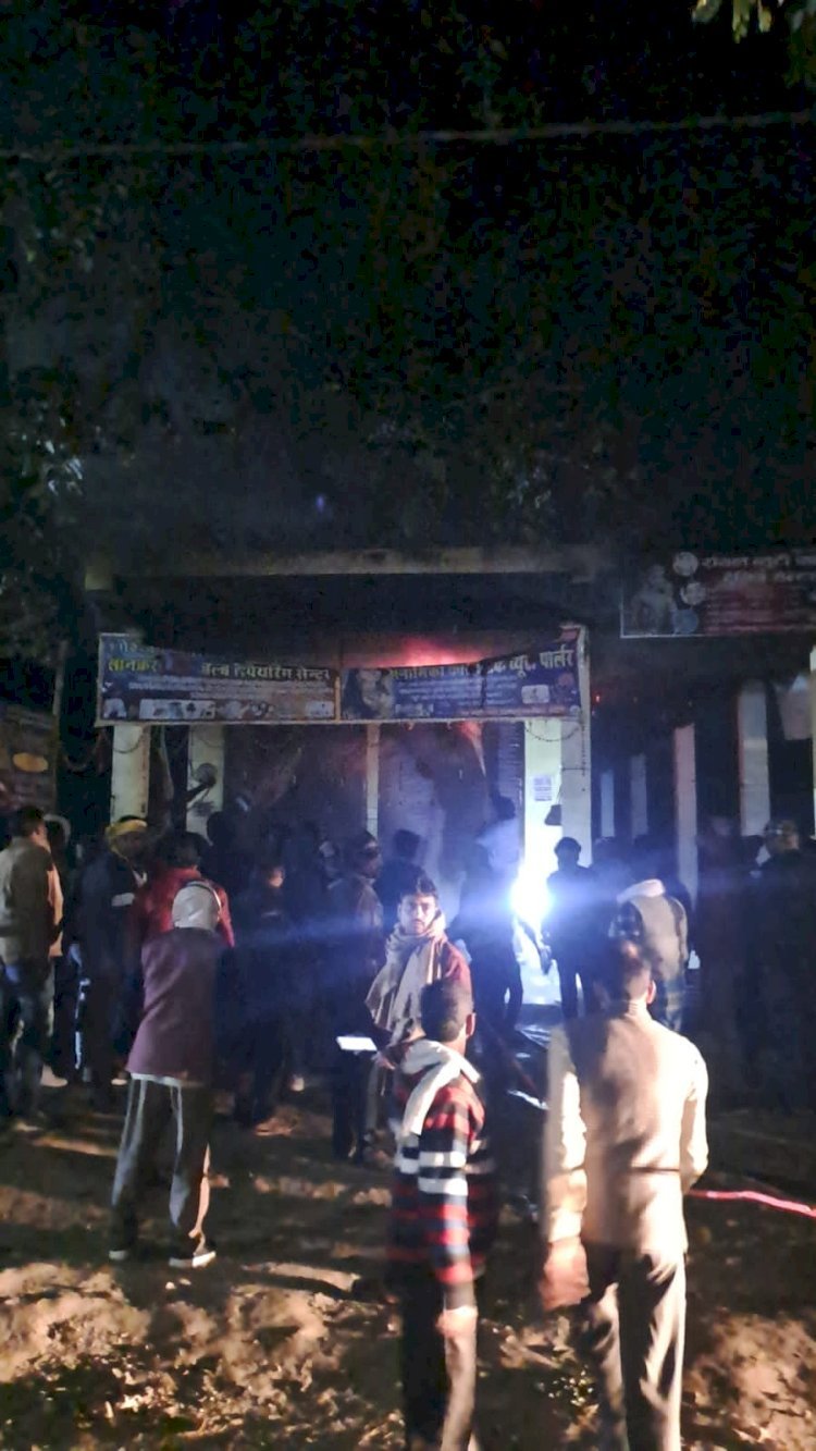 रायबरेली-इलेक्ट्रॉनिक व  ब्यूटी पार्लर की दुकान मे लगी आग लाखों की कीमत का सामान जलकर हुआ राख..