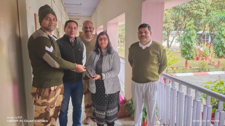 रायबरेली-सीआईएसएफ कर्मी की तत्परता से खोया हुआ मोबाइल बरामद