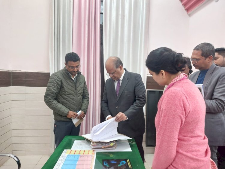 Raibareli-राजस्व परिषद अध्यक्ष ने कलेक्ट्रेट कार्यालय और तहसील सदर के अभिलेखों का किया गहन निरीक्षण