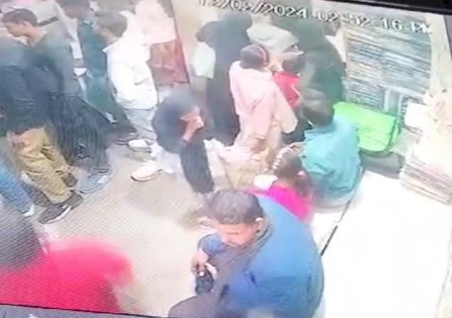 रायबरेली-खरौली रोड पर एक कपड़े की दुकान में बैग से पर्स चोरी करते महिला का सीसीटीवी फुटेज  सोशल मीडिया पर वायरल 