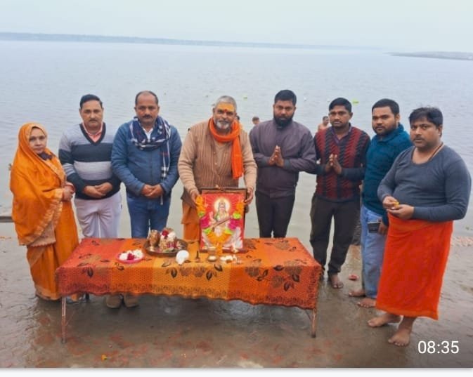 रायबरेली-मां गंगा गोकर्ण जन कल्याण सेवा समिति के तत्वाधान में मां सरस्वती का किया गया पूंजन वा गंगा आरती,,,