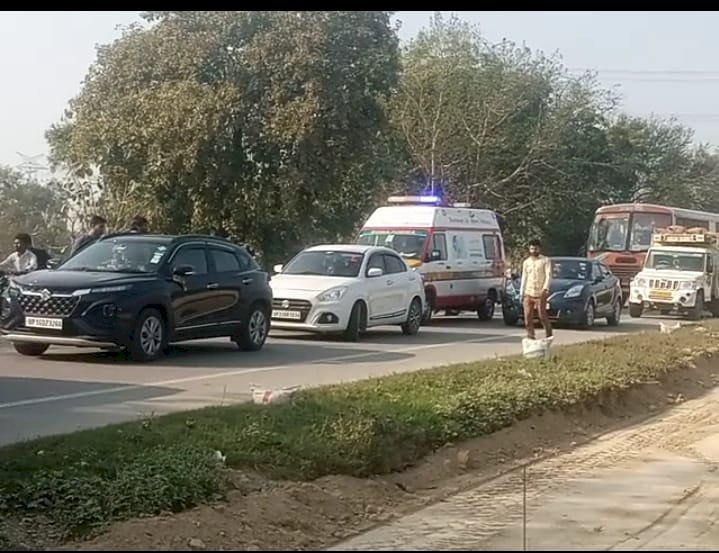 रायबरेली-बाईपास निर्माण में लगे डम्फर ने सड़क किनारे खड़े विधुत पोल तोड़ा लगा जाम