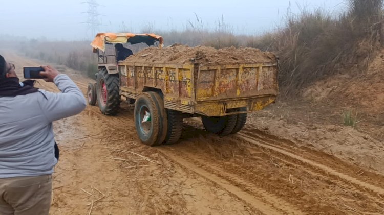 Rainareli-अवैध मिट्टी खनन का मठिया जंगल बना डिपो