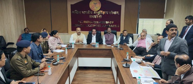 Raibareli-केंद्रीय मंत्री ने जिला स्तरीय अधिकारियों के साथ एम्स में की बैठक