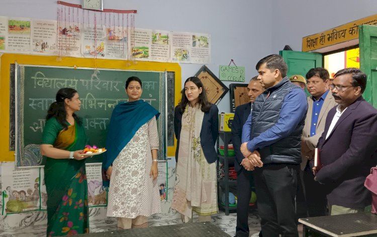 Raibareli-अध्यापकों की मेहनत से बदल रही बेसिक शिक्षा की सूरतः डीएम 