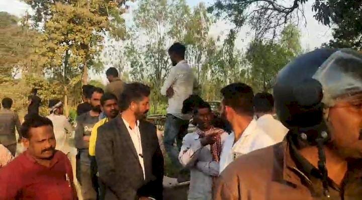 रायबरेली-युवक को अनियंत्रित डम्फर ने मारी टक्कर,नाराज सैकड़ों लोगों ने डंफरो को रोककर जमकर काटा हंगामा,,,,