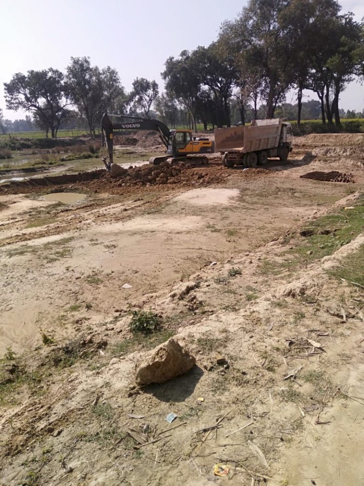 रायबरेली-मनरेगा के तालाब को पोकलैंड मसीन से खोदकर एक्सप्रेस वे को लेखपाल ने बेंच दी गई मिट्टी 