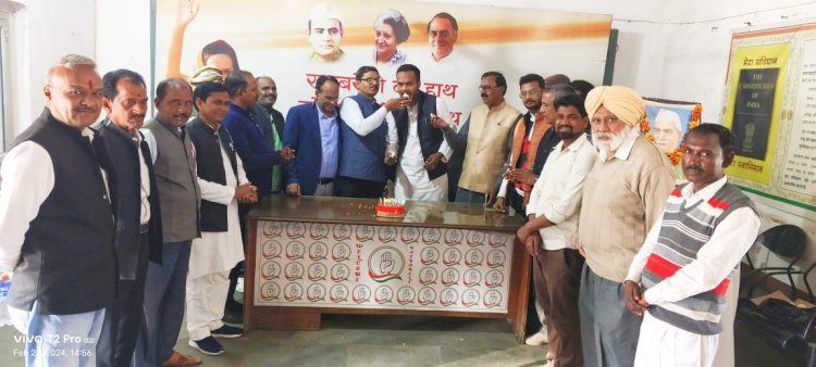 रायबरेली-कांग्रेस पार्टी के पदाधिकारियों ने कांग्रेस नेता आमीन पठान का मनाया जन्मदिन