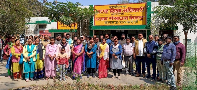 डिजिटलाइजेशन के खिलाफ आंदोलन शुरू, काली पट्टी बांधकर शिक्षकों ने किया काम