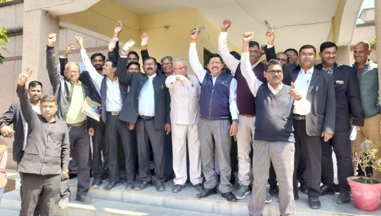 रायबरेली-डलमऊ अधिवक्ताओं से अभद्रता, अधिवक्ताओं नें तहसील परिसर में प्रदर्शन कर निजी कर्मियों को हटाने की मांग,,,,