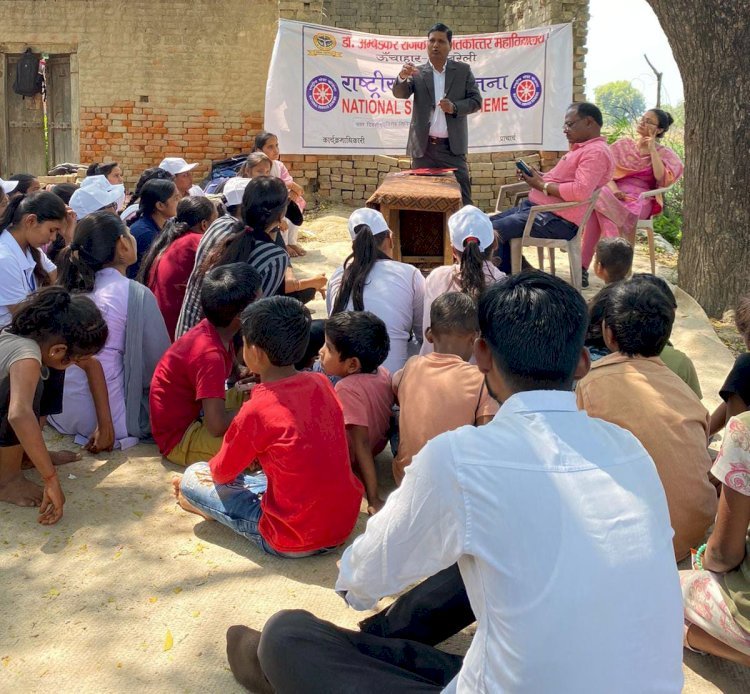 रायबरेली-स्वच्छता स्वास्थ की कुंजी संकल्प के साथ मलिन बस्ती में स्नातक छात्रों ने चलाई झाड़ू 