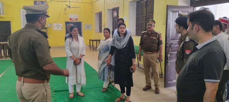 Raibareli-जिला निर्वाचन अधिकारी ने मतदान बूथों का किया निरीक्षण