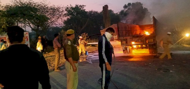 रायबरेली-दर्दनाक सड़क हादसा-ट्रक में लगी आग खलासी की जलकर मौत,,,