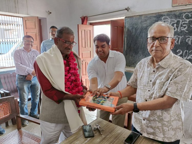 Raibareli-सर्वोदय विद्यापीठ के सेवानिवृत शिक्षक को विद्यालय परिवार ने की विदाई।
