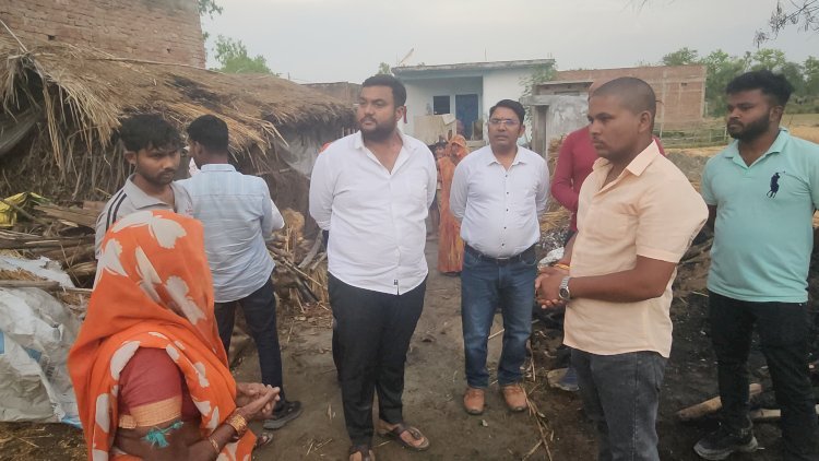 Raibareli-बीजेपी नेता ने अग्नि पीड़ित परिवार का जाना हाल,दी सहायता राशि