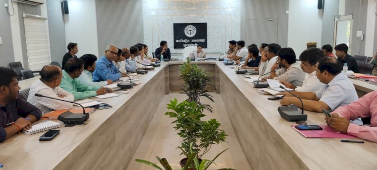 Raibareli-जिला निर्वाचन अधिकारी ने निर्वाचन से संबंधित समस्त नोडल अधिकारियों के साथ की बैठक