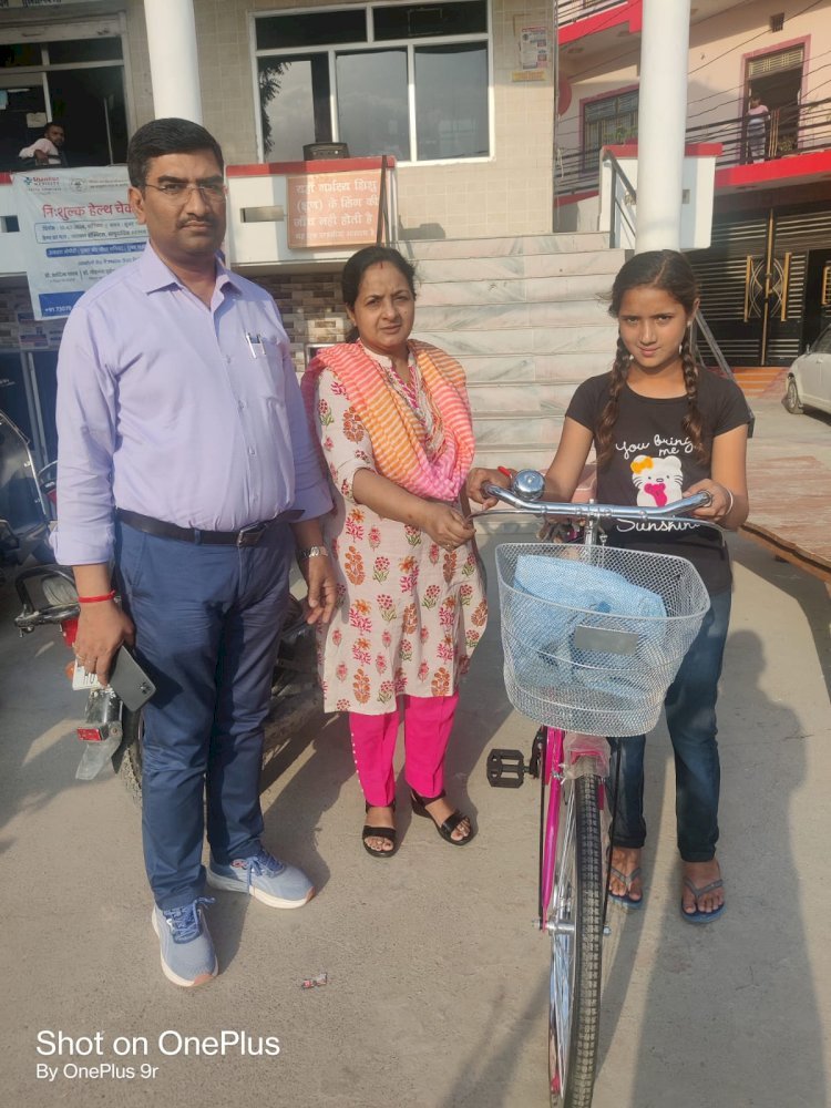 रायबरेली-सालों से सात किमी पैदल चलकर स्कूल जाती थी छात्रा , चिकित्सक ने दिया साइकिल का उपहार