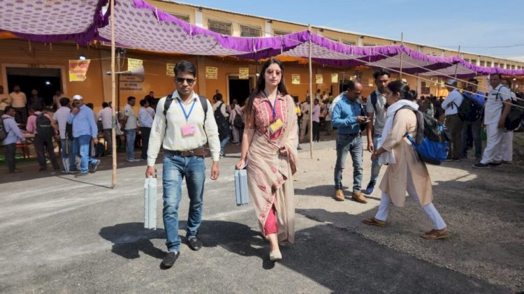 भारतीय स्टेट बैंक की कर्मचारी का चुनावी ड्यूटी के दौरान वीडियो वायरल, जाने क्या हैं मामला ?