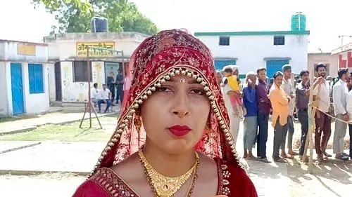 मंडप से सीधे मतदान करने पहुँची दुल्हन