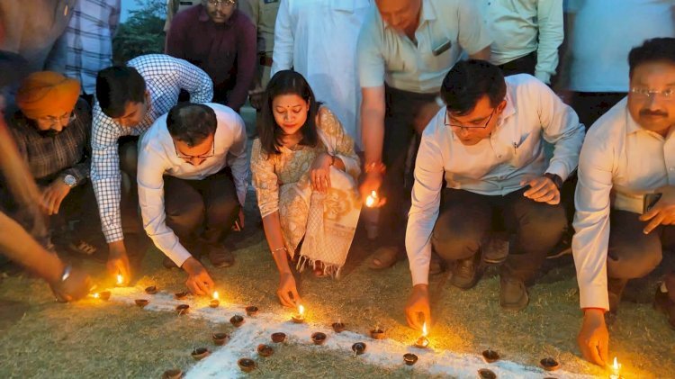 Raibareli-डीईओ ने दीप जलाकर लोगों को मतदान के लिए किया प्रेरित