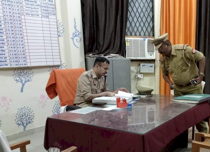 रायबरेली-रात में अचानक कोतवाली पहुंचे एसपी , चाक चौबंद पुलिसिंग देखकर ठोंकी कोतवाल की पीठ,,,,