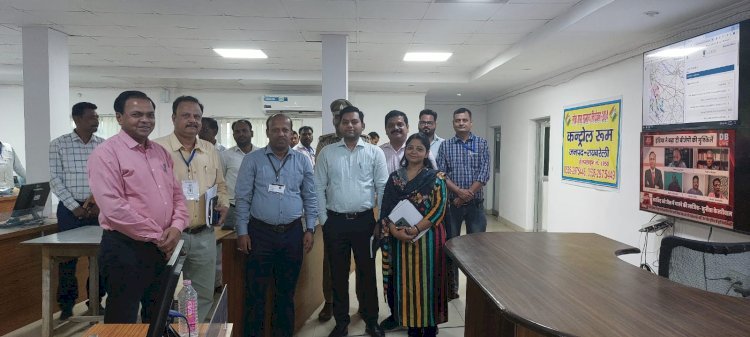 Raibareli-व्यय प्रेक्षक ने कंट्रोल रूम, एमसीएमसी, मीडिया सेल का किया निरीक्षण