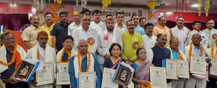 Raibareli-शिक्षक आजीवन करते है राष्ट्र निर्माण का कार्य - डॉ • मनोज पांडेय